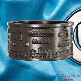 Ring aus Titan mit Reliefs bekannter Sehenswürdigkeiten der Spielorte und Stadien der Champions-League-Saison 2022/23 von Manchester City
