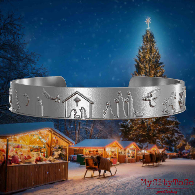 Armreif aus Edelstahl mit Reliefs weihnachtlicher Motive. Den Hintergrund bildet ein naechtliches Weihnachtsmotiv.