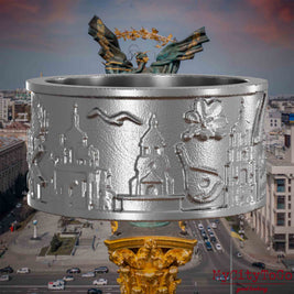 Ring aus Edelstahl mit Reliefs bekannter Sehenswürdigkeiten der Stadt Kiew. Den Hintergrund bildet eine Ansicht der Stadt Kiew.