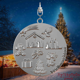 Halskette mit Drehwirbel und Rückseite eines silbernen Schmuckanhängers, auf dem Reliefs bekannter Weihnachst- und Wintermotive abgebildet sind. Den Hintergrund bildet ein naechtliches Weihnachtsmotiv.