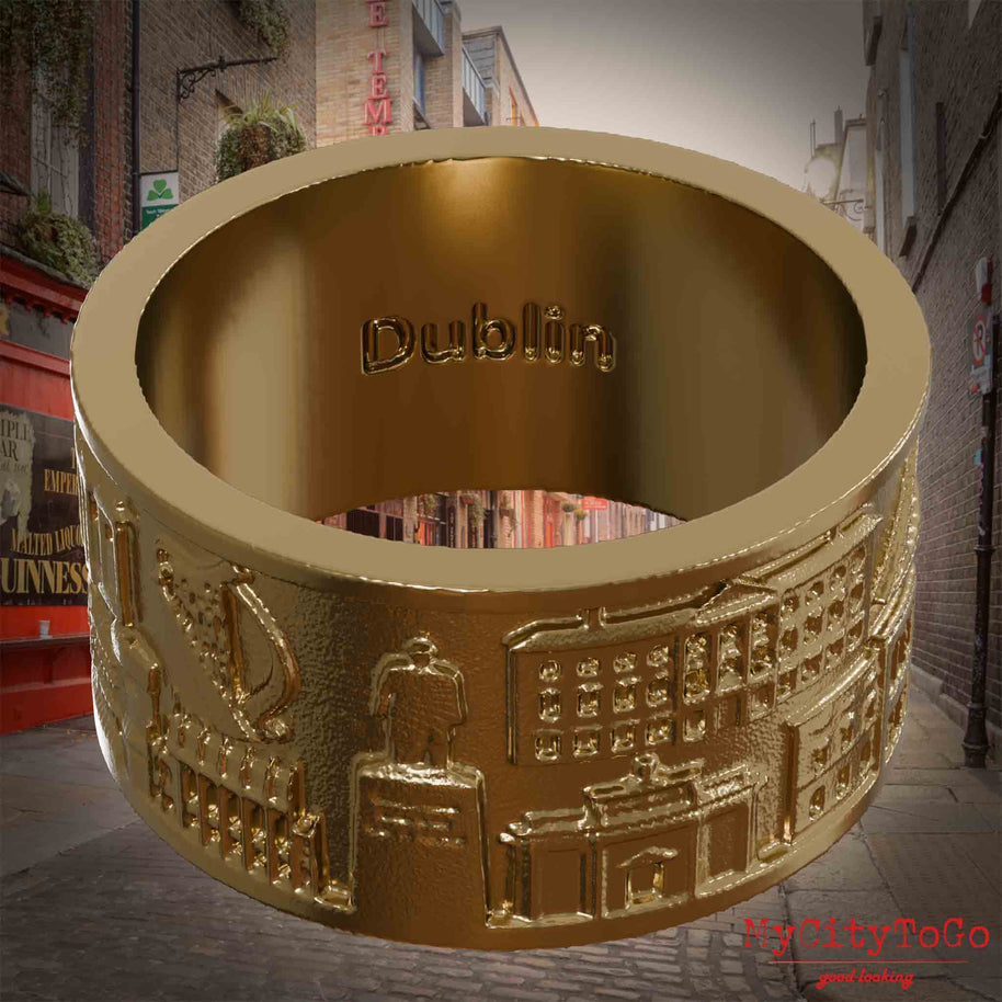 Ring aus vergoldetem Edelstahl mit Reliefs bekannter Sehenswürdigkeiten der Stadt Dublin und einer Gravur des Stadtnamens auf der Innenseite. Den Hintergrund bildet eine Ansicht der Stadt Dublin.