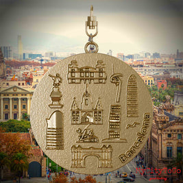 Halskette mit Drehwirbel und Vorderseite eines Schmuckanhängers aus vergoldetem Edelstahl, auf dem Reliefs bekannter Sehenswürdigkeiten der Stadt Barcelona abgebildet sind. Den Hintergrund bildet eine Ansicht der Stadt Barcelona.
