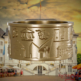 Ring aus vergoldetem Edelstahl mit Reliefs bekannter Sehenswürdigkeiten der Stadt Bonn. Den Hintergrund bildet eine Ansicht der Stadt Bonn.