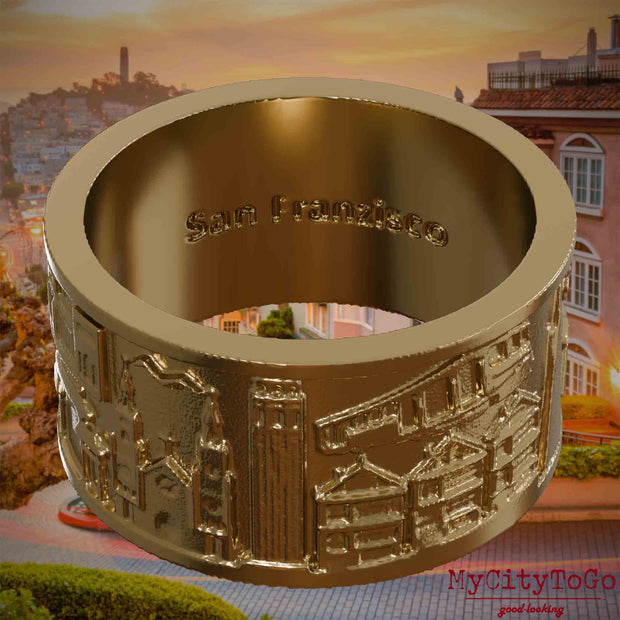 Ring aus vergoldetem Edelstahl mit Reliefs bekannter Sehenswürdigkeiten der Stadt San Francisco und einer Gravur des Stadtnamens auf der Innenseite. Den Hintergrund bildet eine Ansicht der Stadt San Francisco.