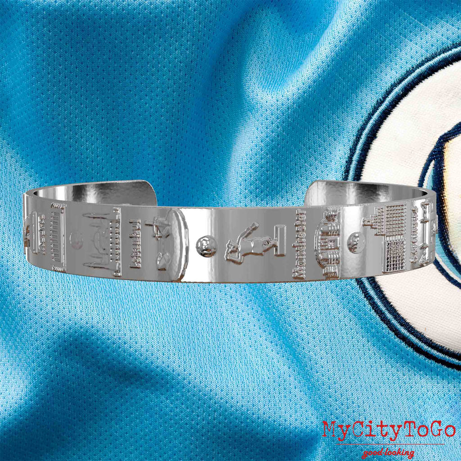 Versilberter Armreif mit Reliefs der Stadien und Sehenswürdigkeiten der Spielorte während der Champions-League-Saison 22/23 von Manchester City