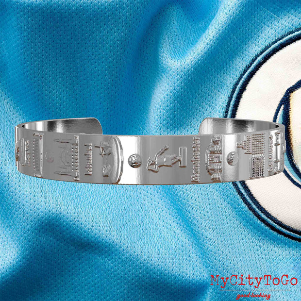 Versilberter Armreif mit Reliefs der Stadien und Sehenswürdigkeiten der Spielorte während der Champions-League-Saison 22/23 von Manchester City