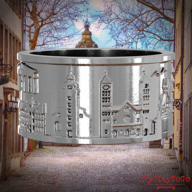 Silberner Ring mit Reliefs bekannter Sehenswürdigkeiten der Stadt Duesseldorf. Den Hintergrund bildet eine Ansicht der Stadt Duesseldorf.