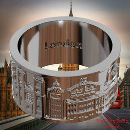 Versilberter Ring mit Reliefs bekannter Sehenswürdigkeiten der Stadt London und einer Gravur des Stadtnamens auf der Innenseite. Den Hintergrund bildet eine Ansicht der Stadt London.