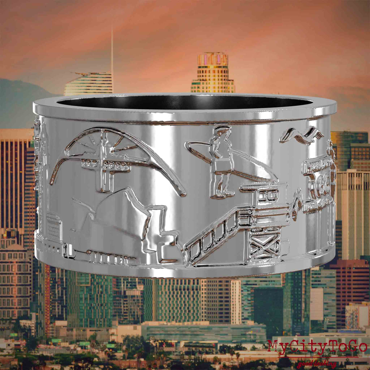 Silberner Ring mit Reliefs bekannter Sehenswürdigkeiten der Stadt Los Angeles. Den Hintergrund bildet eine Ansicht der Stadt Los Angeles.