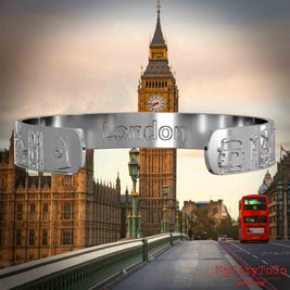 Innenseite eines versilberten Amreifs mit Reliefs bekannter Sehenswürdigkeiten der Stadt London und einer Gravur des Stadtnamens. Den Hintergrund bildet eine Ansicht der Stadt London.