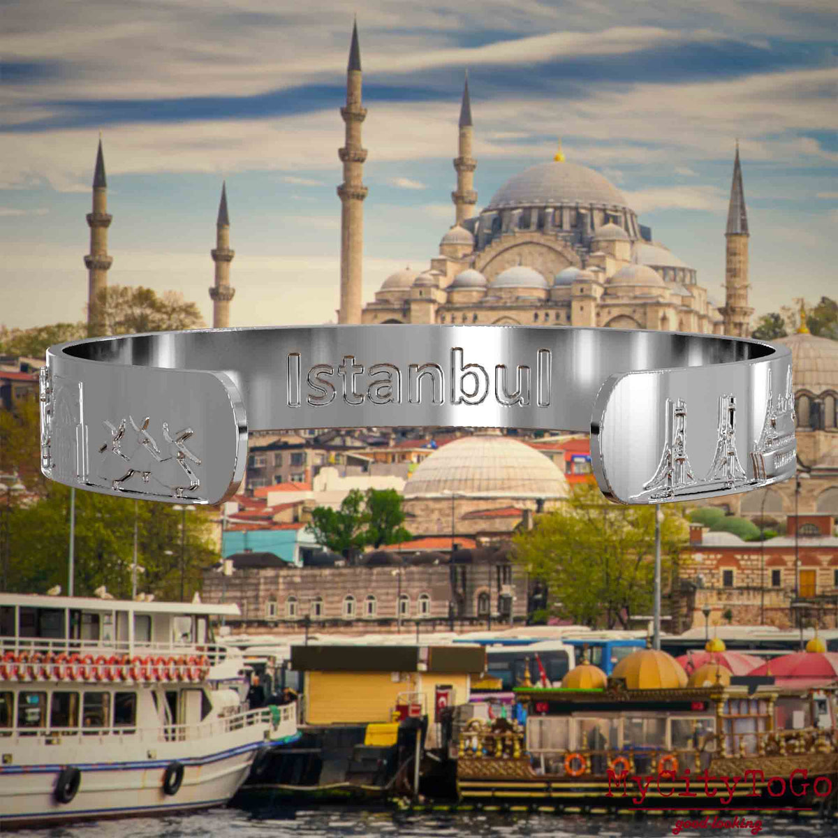 Innenseite eines silbernen Armreifs mit Reliefs bekannter Sehenswürdigkeiten der Stadt Istanbul und einer Gravur des Stadtnamens. Den Hintergrund bildet eine Ansicht der Satdt Istanbul.