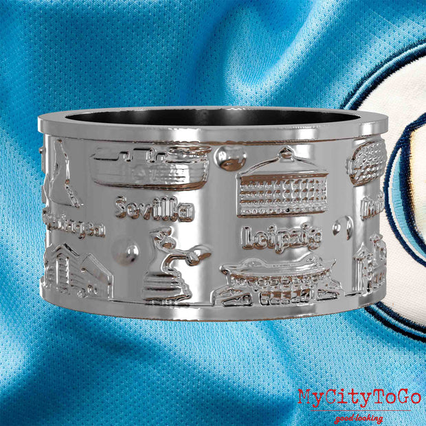 Silberner Ring mit Reliefs bekannter Sehenswürdigkeiten der Spielorte und Stadien der Champions-League-Saison 2022/23 von Manchester City. 