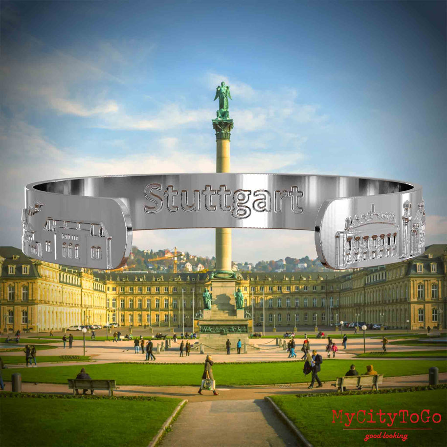 Innenseite eines silbernen Armreifs mit Reliefs bekannter Sehenswürdigkeiten der Stadt Stuttgart und einer Gravur des Stadtnamens. Den Hintergrund bildet eine Ansicht der Stadt Stuttgart.