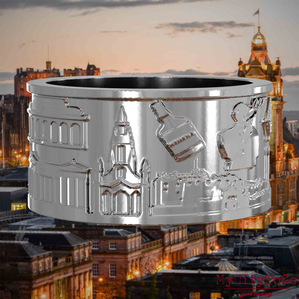 Silberner Ring mit Reliefs bekannter Sehenswürdigkeiten der Stadt Edinburgh. Den Hintergrund bildet eine Ansicht der Stadt Edinburgh.