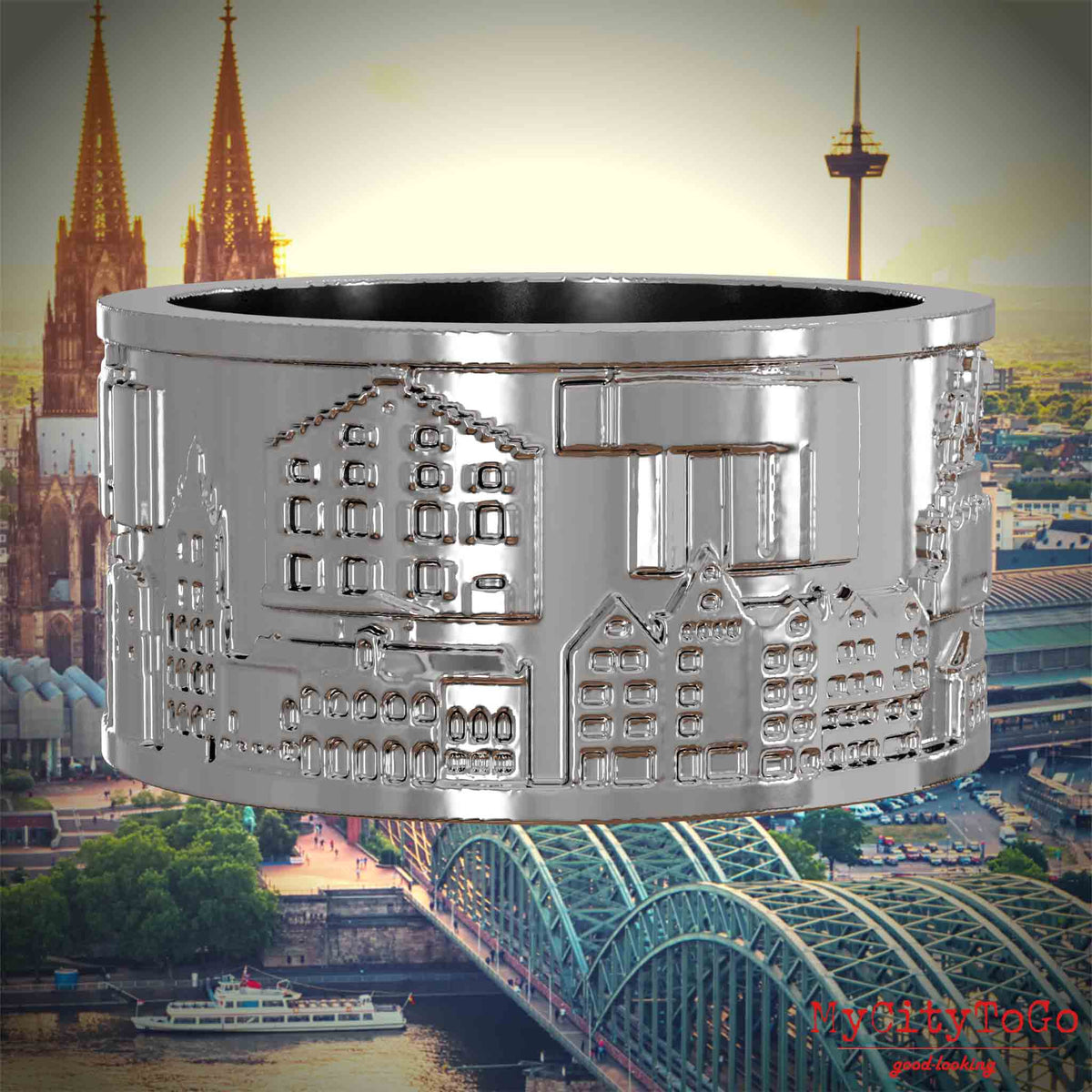 Silberner Ring mit Reliefs bekannter Sehenswürdigkeiten der Stadt Koeln. Den Hintergrund bildet eine Ansicht der Stadt Koeln.