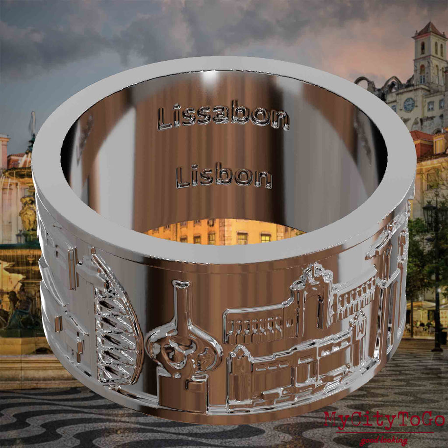 Versilberter Ring mit Reliefs bekannter Sehenswürdigkeiten der Stadt Lissabon und einer Gravur des Stadtnamens auf der Innenseite. Den Hintergrund bildet eine Ansicht der Stadt Lissabon.