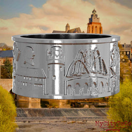 Silberner Ring mit Reliefs bekannter Sehenswürdigkeiten der Stadt Wetzlar. Den Hintergrund bildet eine Ansicht der Stadt Wetzlar.