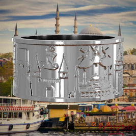 Silberner Ring mit Reliefs bekannter Sehenswürdigkeiten der Stadt Istanbul. Den Hintergrund bildet eine Ansicht der Satdt Istanbul.