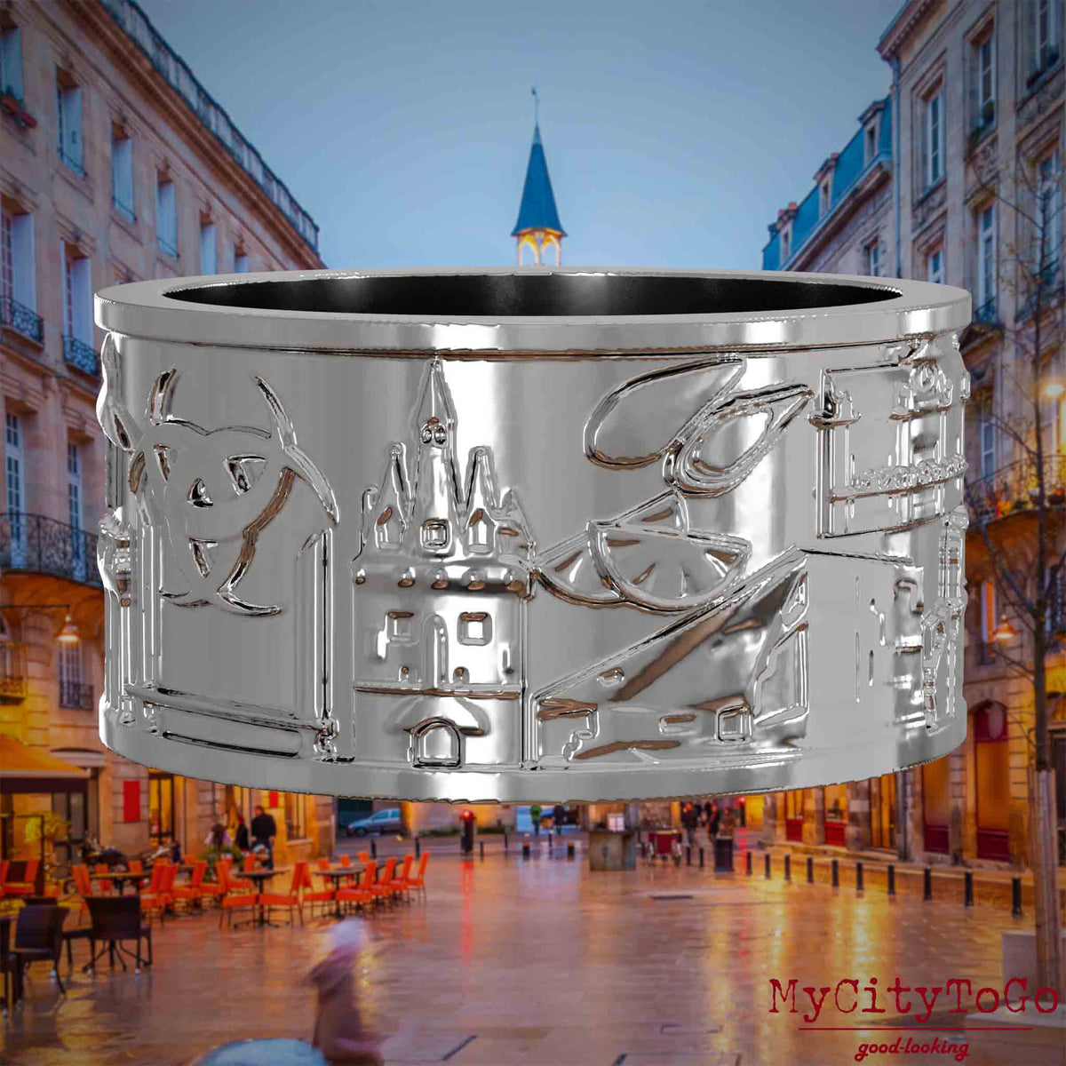 Silberner Ring mit Reliefs bekannter Sehenswürdigkeiten der Stadt Bordeaux. Den Hintergrund bildet eine Ansicht der Stadt Bordeaux.