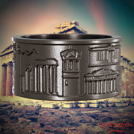Ring aus Titan mit Reliefs bekannter Sehenswürdigkeiten der Stadt Athen. Den Hintergrund bildet eine Ansicht der Stadt Athen.