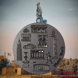 Halskette mit Drehwirbel und Rückseite eines Schmuckanhängers aus Titan, auf dem Reliefs bekannter Sehenswürdigkeiten der Stadt New York abgebildet sind. Den Hintergrund bildet eine Ansicht der Stadt New York.
