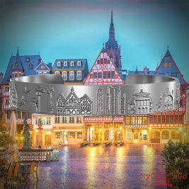 Armreif aus Edelstahl mit Reliefs bekannter Sehenswürdigkeiten der Stadt Frankfurt. Den Hintergrund bildet eine Ansicht der Stadt Frankfurt.