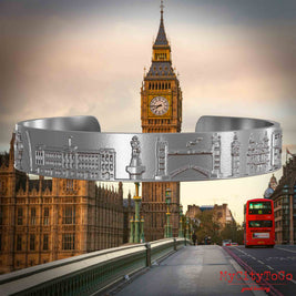 Amreif aus Edelstahl mit Reliefs bekannter Sehenswürdigkeiten der Stadt London. Den Hintergrund bildet eine Ansicht der Stadt London.