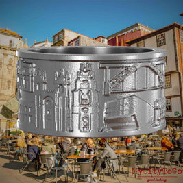 Ring aus Edelstahl mit Reliefs bekannter Sehenswürdigkeiten der Stadt Porto. Den Hintergrund bildet eine Ansicht der Stadt Porto.
