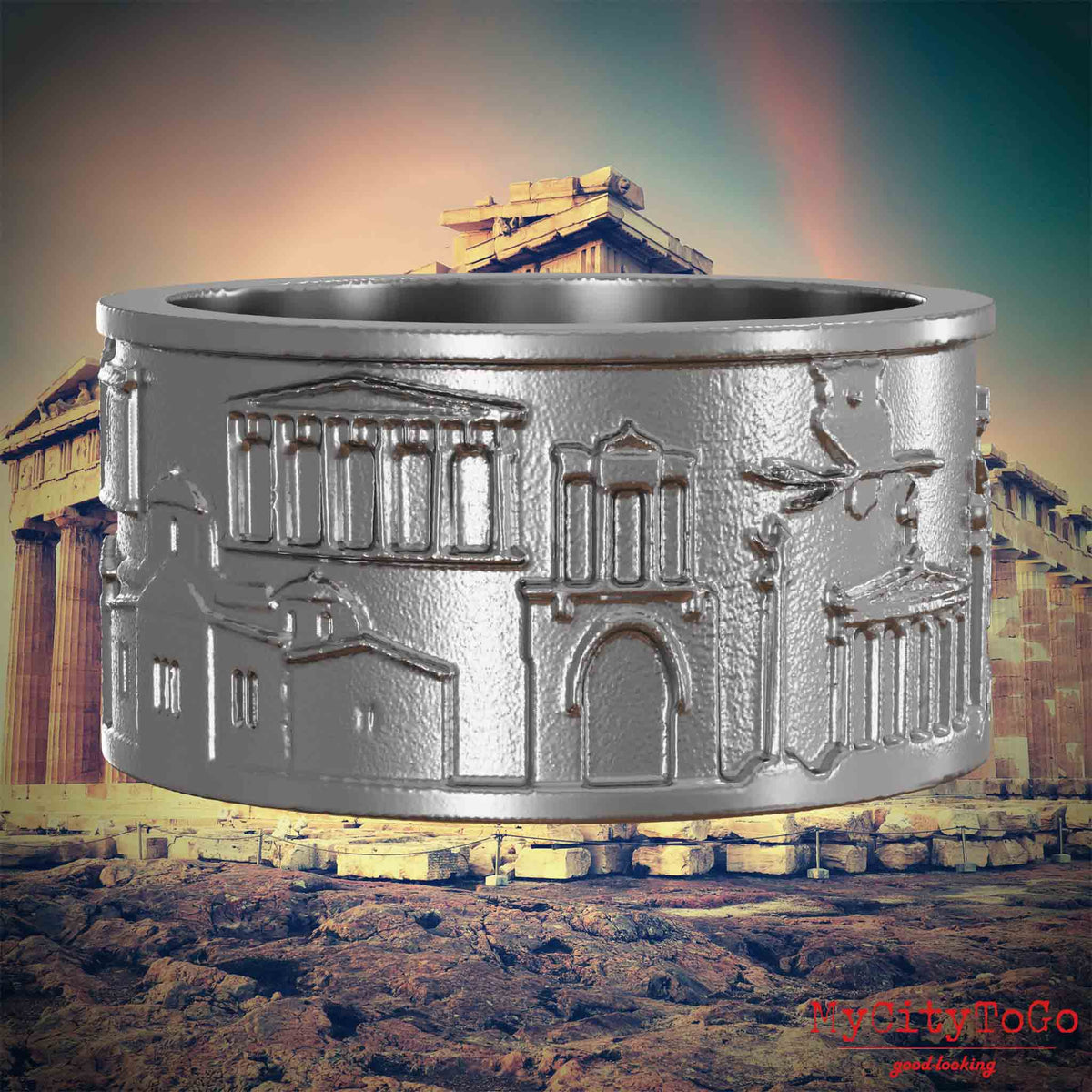 Ring aus Edelstahl mit Reliefs bekannter Sehenswürdigkeiten der Stadt Athen. Den Hintergrund bildet eine Ansicht der Stadt Athen.