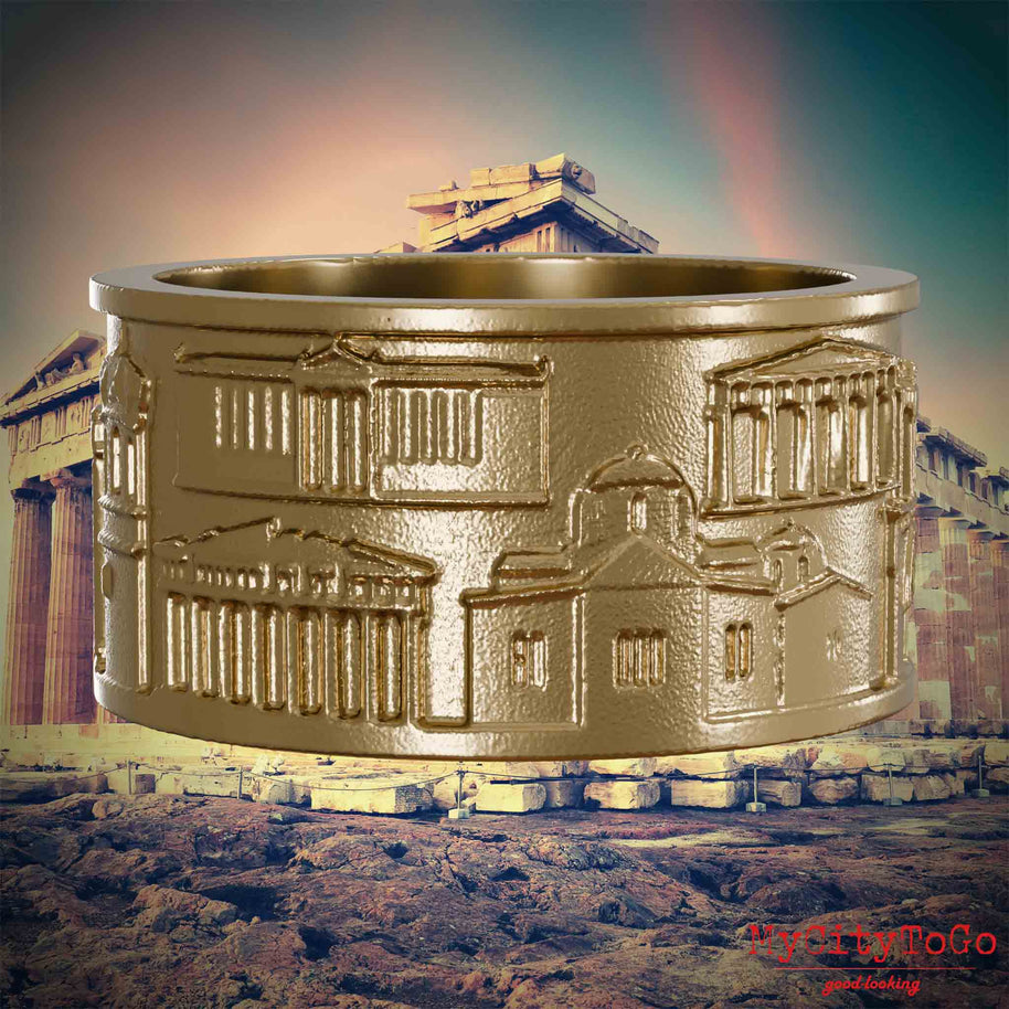 Ring aus vergoldetem Edelstahl mit Reliefs bekannter Sehenswürdigkeiten der Stadt Athen. Den Hintergrund bildet eine Ansicht der Stadt Athen.
