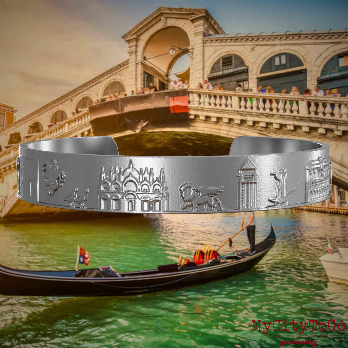Armreif aus Edelstahl mit Reliefs bekannter Sehenswürdigkeiten der Stadt Venedig. Den Hintergrund bildet eine Ansicht der Stadt Venedig.