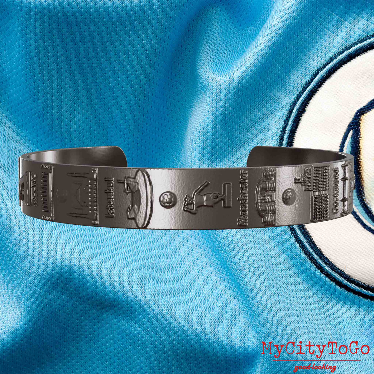 Armreif aus Titan mit Reliefs der Stadien und Sehenswürdigkeiten der Spielorte während der Champions-League-Saison 22/23 von Manchester City