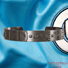 Armreif aus Titan mit Reliefs der Stadien und Sehenswürdigkeiten der Spielorte während der Champions-League-Saison 22/23 von Manchester City