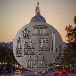 Halskette mit Drehwirbel und Vorderseite eines Schmuckanhängers aus Titan, auf dem Reliefs bekannter Sehenswürdigkeiten der Stadt Washington abgebildet sind. Den Hintergrund bildet eine Ansicht der Stadt Washington.
