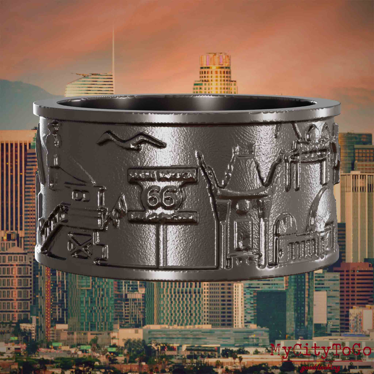 Ring aus Titan mit Reliefs bekannter Sehenswürdigkeiten der Stadt Los Angeles. Den Hintergrund bildet eine Ansicht der Stadt Los Angeles.