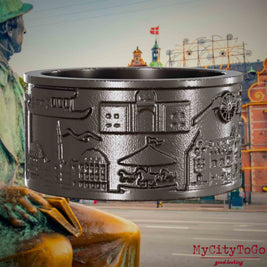 Ring aus Titan mit Reliefs bekannter Sehenswürdigkeiten der Stadt Kopenhagen. Den Hintergrund bildet eine 
Ansicht der Stadt Kopenhagen.