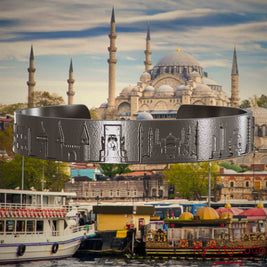 Armreif aus Titan mit Reliefs bekannter Sehenswürdigkeiten der Stadt Istanbul. Den Hintergrund bildet eine Ansicht der Satdt Istanbul.