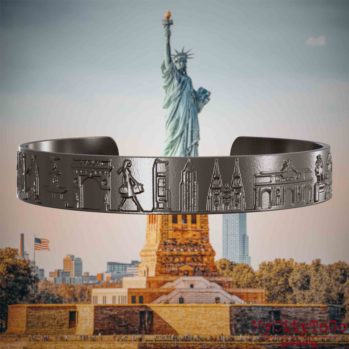 Armreif aus Titan mit Reliefs bekannter Sehenswürdigkeiten der Stadt New York. Den Hintergrund bildet eine Ansicht der Stadt New York.