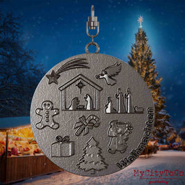 Halskette mit Drehwirbel und Rückseite eines Schmuckanhängers aus Titan, auf dem Reliefs bekannter Weihnachst- und Wintermotive abgebildet sind. Den Hintergrund bildet ein naechtliches Weihnachtsmotiv.
