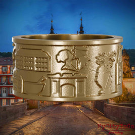 Ring aus vergoldetem Edelstahl mit Reliefs bekannter Sehenswürdigkeiten der Stadt Heidelberg. Den Hintergrund bildet eine Ansicht der Stadt Heidelberg.