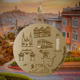 Halskette mit Drehwirbel und Rückseite eines Schmuckanhängers aus vergoldetem Edelstahl, auf dem Reliefs bekannter Sehenswürdigkeiten der Stadt San Francisco abgebildet sind. Den Hintergrund bildet eine Ansicht der Stadt San Francisco.
