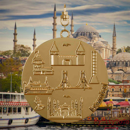 Halskette mit Drehwirbel und Vorderseite eines vergoldeten Schmuckanhängers, auf dem Reliefs bekannter Sehenswürdigkeiten der Stadt Istanbul abgebildet sind. Den Hintergrund bildet eine Ansicht der Stadt Istanbul.
