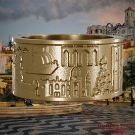 Ring aus vergoldetem Edelstahl mit Reliefs bekannter Sehenswürdigkeiten der Stadt Lissabon. Den Hintergrund bildet eine Ansicht der Stadt Lissabon.