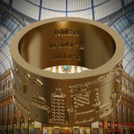 Ring aus vergoldetem Edelstahl mit Reliefs bekannter Sehenswürdigkeiten der Stadt Mailand und einer Gravur des Stadtnamens auf der Innenseite. Den Hintergrund bildet eine Ansicht der Stadt Mailand.