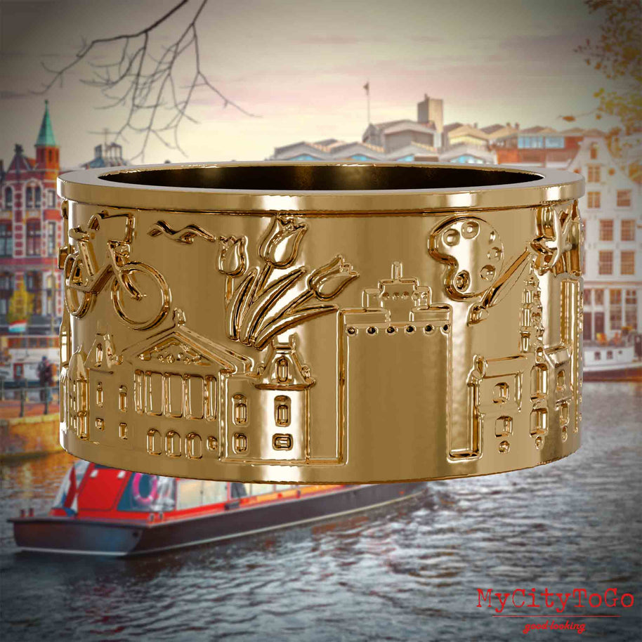 Vergoldeter Ring mit Reliefs bekannter Sehenswürdigkeiten der Stadt Amsterdam. Den Hintergrund bildet eine Ansicht der Stadt Amsterdam.