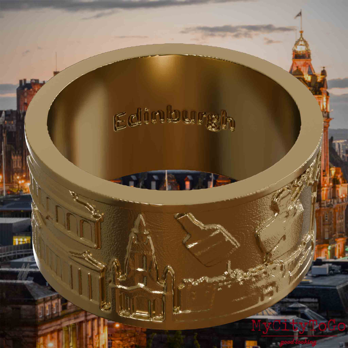 Ring aus vergoldetem Edelstahl mit Reliefs bekannter Sehenswürdigkeiten der Stadt Edinburgh und einer Gravur des Stadtnamens auf der Innenseite. Den Hintergrund bildet eine Ansicht der Stadt Edinburgh.