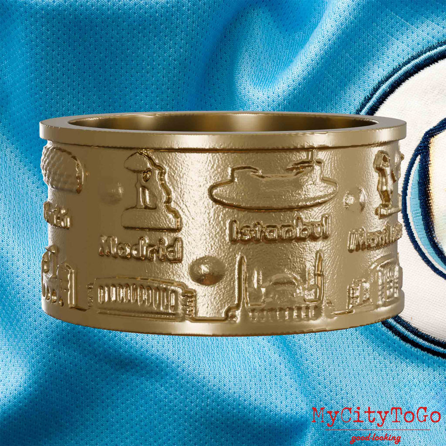 Ring aus vergoldetem Edelstahl mit Reliefs bekannter Sehenswürdigkeiten der Spielorte und Stadien der Champions-League-Saison 2022/23 von Manchester City
