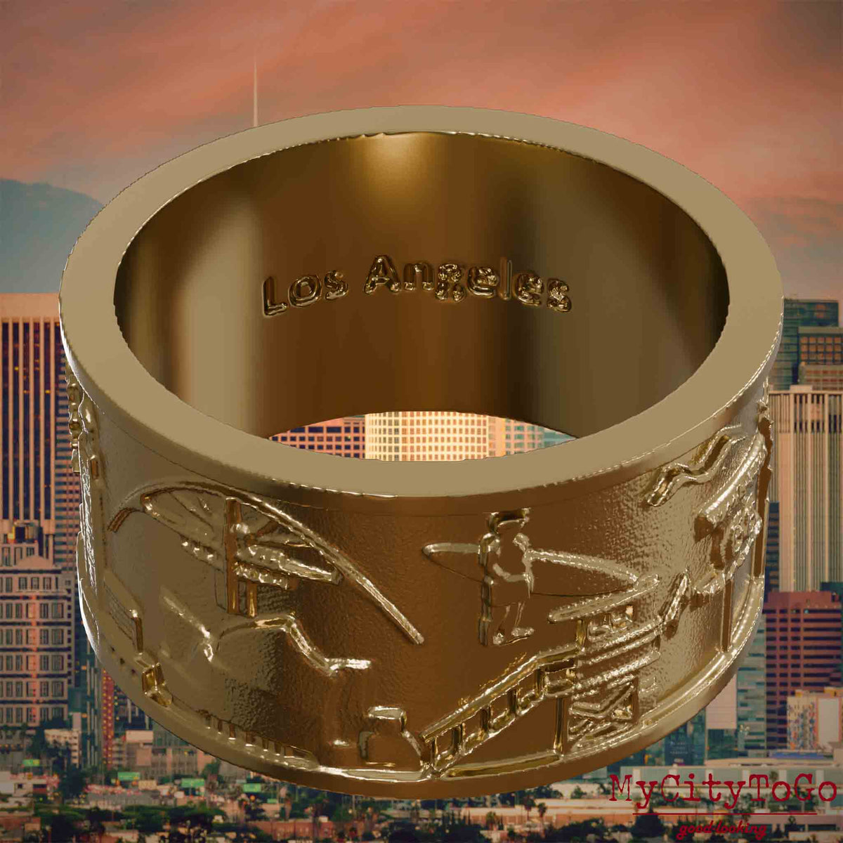 Ring aus vergoldetem Edelstahl mit Reliefs bekannter Sehenswürdigkeiten der Stadt Los Angeles und einer Gravur des Stadtnamens auf der Innenseite. Den Hintergrund bildet eine Ansicht der Stadt Los Angeles.