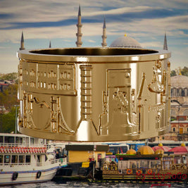 Vergoldeter Ring mit Reliefs bekannter Sehenswürdigkeiten der Stadt Istanbul. Den Hintergrund bildet eine Ansicht der Satdt Istanbul.