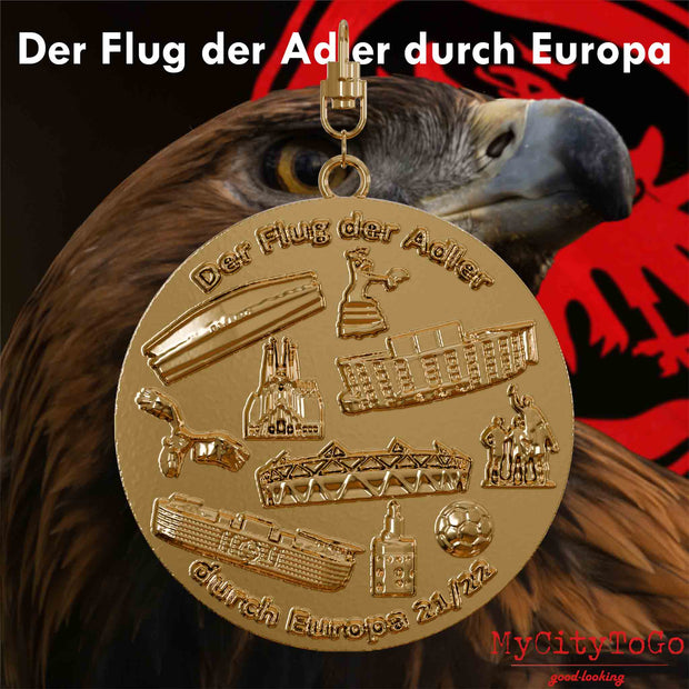 Vergoldeter Schmuckanhänger mit Reliefs von Stadien und Wahrzeichen der Spielorte der Finalrunde der Frankfurter Europa-League-Saison 2021/22 auf der Vorderseite